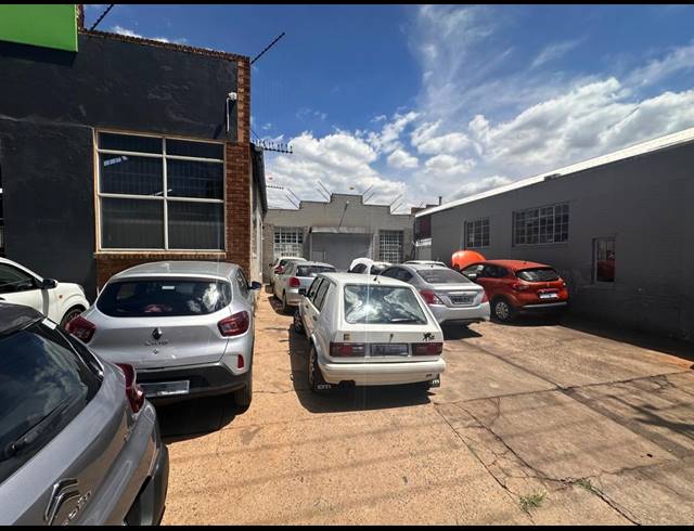 2,230M² INDUSTRIAL YARD FOR SALE IN KEMPTON PARK CENTRAL